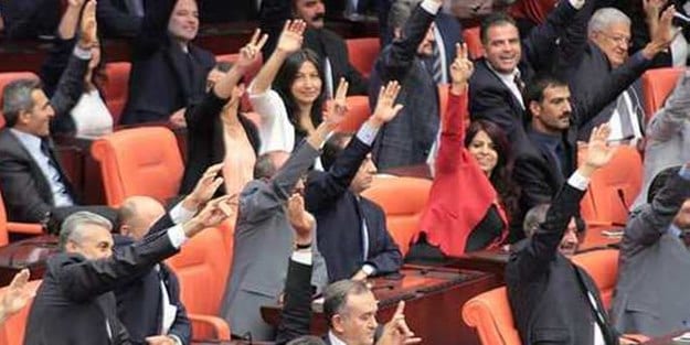HDP ve MHP mecliste tek bir noktada birleşti. İYİ Parti'nin Türkiye Cumhuriyeti tabelalarının kaldırılmasıyla ilgili verdiği  önerge  AKP'nin ret, MHP ve HDP'nin çekimser oylarıyla kabul edilmedi. -