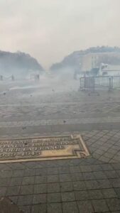 Turkishnews/FRANSA Avrupa'da vatandaşlar artan vergileri ve ard arda gelen akaryakıt zamlarını protesto için yeşil yelekleri ile sokaklarda eylem yaptılar. Aralarında bir çok Türk vatandaşın da bulunduğu eylemde; eylemciler araçları ateşe vererek çevreye zarar verdiler. Polislere ise  taş ve sopalarla saldırdılar. - 2