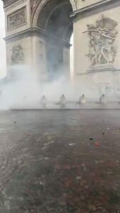 Turkishnews/FRANSA Avrupa'da vatandaşlar artan vergileri ve ard arda gelen akaryakıt zamlarını protesto için yeşil yelekleri ile sokaklarda eylem yaptılar. Aralarında bir çok Türk vatandaşın da bulunduğu eylemde; eylemciler araçları ateşe vererek çevreye zarar verdiler. Polislere ise  taş ve sopalarla saldırdılar. - 3