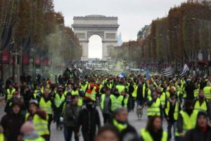 Fransa'da geçen hafta büyük şiddet olaylarına sahne olan Sarı Yelekliler Hareketi, 19'uncu eylemini barışçıl gösterilerle  dün tamamlamıştır. Sarı yelekliler hareketinde (Mouvement des Gilets Jaunes) sarı yelek bir sembol olarak seçilmiştir. Çünkü sarı yeleklerin  2008 yılından bu yana  tüm kara taşıtlarında  bulunması zorunlu olup, kaza, lastik patlaması gibi beklenmedik durumlarda kullanılmaktadır. Ayrıca   bisikletlilerin ve işçilerin de giymesi zorunludur. - 8