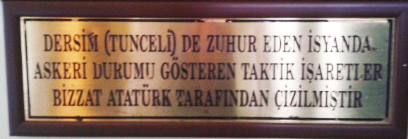 <p>ATATÜRK KÖŞKÜ’NDEKİ HARİTA
Hüseyin MÜMTAZ</p>
<p>Mart sonuydu, dağlarında çiçekler açan İzmir’den misafirlerimiz vardı, kısa bir süre kalacaklardı, Atatürk Köşkü’ne çıkaralım dedik.
Trabzon’da Atatürk Köşkü Belediye’ye ait olduğu için bakanlığa bağlı müzelere giriş ücretlerindeki indirim ve muafiyetlerden faydalanamazsınız.
Atatürk; 1924, 1927 ve 1930’da üç kere Trabzon’a gelmiş, son gelişinde iki gece bu köşkte misafir edilmiş ve “Mal ve mülk bana ağırlık veriyor. Bunları milletime bağışlamakla ferahlık duyacağım. İnsanın serveti kendi manevi kişiliğinde olmalıdır. Ben büyük milletime daha çok şeyler vermek istiyorum” diyerek, bütün mal ve mülk varlığını hazineye bağışladığını noter huzurunda yine bu Köşk’te tescil ettirmişti.
Trabzon’a hâkim Soğuksu sırtlarında, çam ormanları içinde yer alan bina, Kostantin Kabayanidis tarafından 1890 yılında yazlık olarak yaptırılmıştır. Avrupa ve Batı Rönesans mimarisinin etkilerini taşıyan binada büyük ve gösterişli Avrupa simgeleri kullanılmıştır. Köşkün dış cephesinde taş işçiliğinin ince örnekleri olup, iç cephesi Bağdadî tekniğindedir. Yerler yine aynı akımın etkisindeki dönemin fayanslarıyla döşenmiştir.
Ölümünden sonra Trabzon Belediyesi, köşkü “Atatürk Müzesi” olarak ziyarete açmağa karar vermiş ve Atatürk'ün kullandığı eşyaları, fotoğraflarını sergilemiştir. Bugün Köşk'ün girişinde, Atatürk'ün Trabzon'a ilk gelişlerinde yaptığı konuşmanın tam metni asılıdır.
Köşk'ün üçüncü katında ise Atatürk'ün yatak odası, banyosu, yaver odaları, çalışma salonu vardır.
O üçüncü katta, merdivenlerden çıkınca ulaşılan salonda bundan birkaç yıl evvelki gidişimde görüp not ettiğim, fotoğrafını çektiğim bir başka şey daha var(dı)r.
Duvar boyunca uzanan kocaman bir Türkiye haritası ve elle çizilmiş bir takım işaretler.
Haritanın altındaki çerçevede şunlar yazıyordu;
“Dersim (Tunceli)'de Zuhur Eden İsyanda Askeri Durumu Gösteren Taktik İşaretler Bizzat Atatürk Tarafından Çizilmiştir".
Çıkarken alt kattaki görevli hanıma; “Yukarıda bir harita vardı, ne oldu?” dedim, bana “Duruyor, o haritadan iki tane vardır, biri Genelkurmay’dadır” cevabını verince tekrar çıkıp baktım, evet harita duruyordu ama “Dersim” tabelâsı yoktu.
İnip sorunca, “Ben yeni geldim, haberim yok” cevabını aldım.
Kim, neden, ne zaman kaldırmıştı o açıklamayı, kimi neden rahatsız etmişti?
Belediye seçimleri ile bir ilgisi var mıydı?
Mart’ın yarısı geçmişti ama Köşk’ün bahçesindeki ağaçlarda henüz çiçekler açmamıştı.
17 Mart 2019</p> - resn8