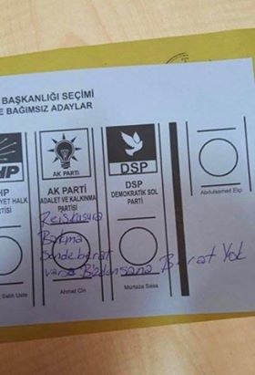 İstanbul'da tekrar sayımı yapılan Büyükşehir Belediye başkanlığı oy pusulalarında enteresan mesajlara rastlandı. İşte geçersiz sayılan pusulalardan görüntülenen bazıları : - oy pusulasi berat akp reis