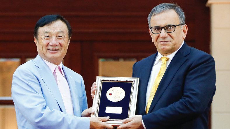 Erdal Arıkan Huawei kurucusu Ren Zhengfei tarafından ödülünü alırken