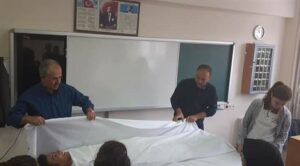 Balıkesir 15 Temmuz Şehitler Anadolu Lisesi Din Kültürü ve Ahlak Bilgisi Öğretmeni Bekir Çete'nin öğrencileri “ahiret hayatı”nı göstermek için mezarlığa götürdüğü ortaya çıktı. - FB IMG 1570818493011