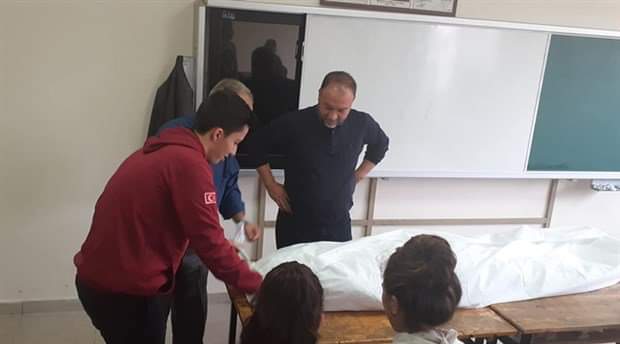 Balıkesir 15 Temmuz Şehitler Anadolu Lisesi Din Kültürü ve Ahlak Bilgisi Öğretmeni Bekir Çete'nin öğrencileri “ahiret hayatı”nı göstermek için mezarlığa götürdüğü ortaya çıktı. - FB IMG 1570818495594
