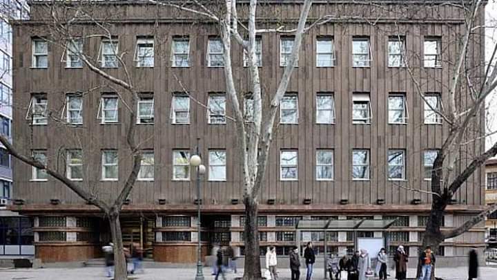 <p>Ankara'daki tarihi İller Bankası binası çok zarif ve güzel bir modern mimari örneğiydi, korumadaydı.
Melih Gökçek tarafından hoyratça yerle bir edildi.
İki yıl sonra mahkemeden yıkım iptal kararı çıktı❗️
Giden geri gelmez, ama dönemin ilgili Koruma Kurulu hesap vermeli.</p> - FB IMG 1572456553803
