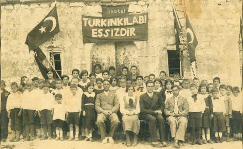 Yeni Türkiye Cumhuriyetinin kuruluşunda, çok önemli fonksiyonlardan birisini de Türk Ocakları ifa etmiştir. 10 Nisan 1931’de 276 şubesi ve 30 bini üyesi ile Türk Ocakları, ülkemizin en dinamik, hatta denilebilir ki, birinci derecedeki kuruluşlardan birisi idi. Atatürk, yurt gezilerinde mutlaka Türk Ocaklarının şubelerini ziyaret eder, Ocaklılarla sohbetlerde bulunur, konuşmalar yapar, hatıra defterlerine duygu ve düşüncelerini yazardı. Bu bölüm, Atatürk’ün Türk Ocaklarında yaptığı konuşmaları ve hatıra defterlerine yazdıklarını ihtiva etmekte, ayrıca, Türk Ocaklarının kendisini feshetme sebepleri üzerinde, kısa da olsa, durmaktadır. - 1 ocak 1919 millet mektepleri