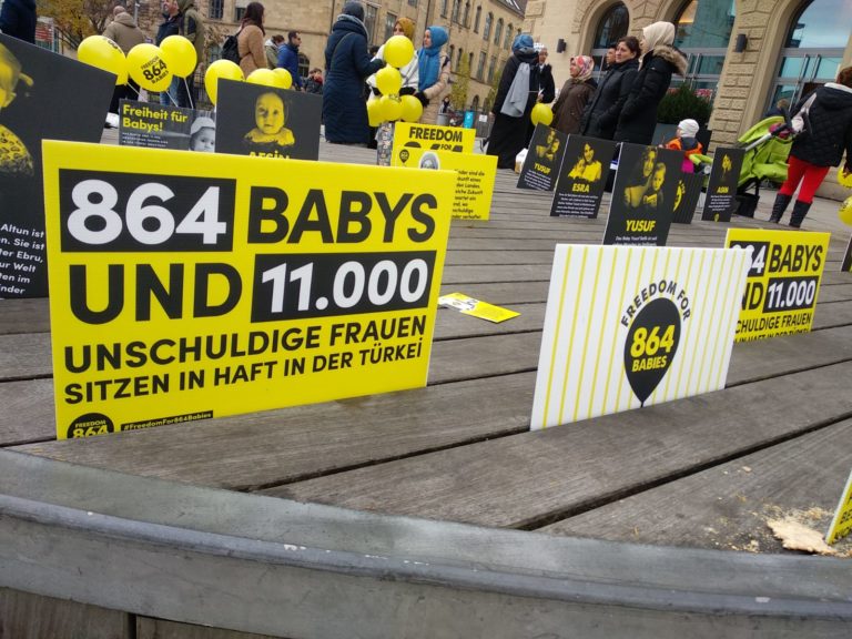 Gönüllü aktivistler Almanya’nın her şehrinde hapisteki bebekler için bir oldu. Saarbrücken’de yapılan eylemde, tutsak bebeklerin ve annelerinin özgür bırakılması çağrısı yapıldı. - 2f56d226a4f3d8722bfdbf3466d0366b