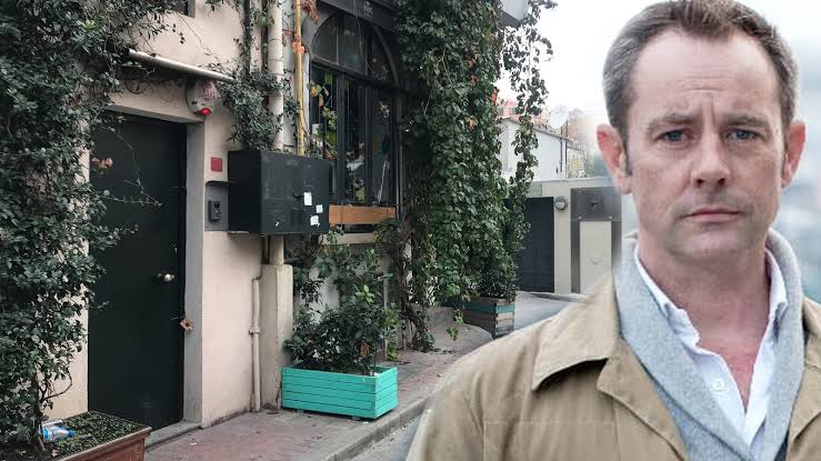 İstanbul Karaköy'de ofisin önünde ölü bulunan eski İngiliz istihbarat servisinin subayı James Gustaf Edward Le Mesurier'in Büyükada'daki evinde hareketlilik vardı. Yabancı olduğu belirtilen 2 kişi bavullarıyla evden ayrıldı. - images 2 1