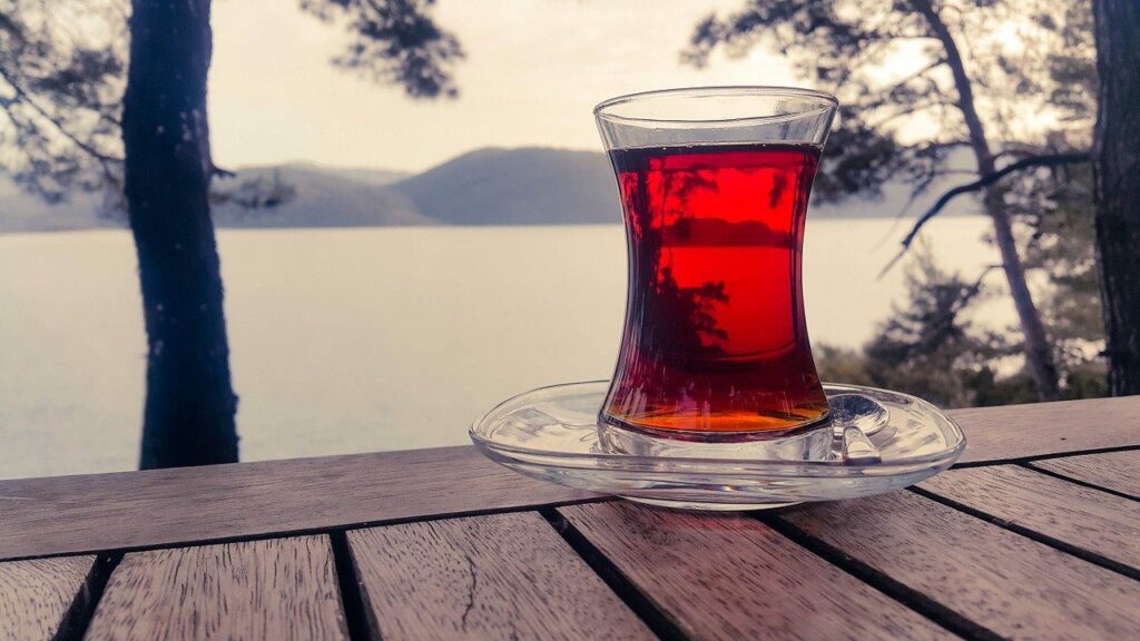 Eskiden İran'da çaya tatlandırıcı olarak hurma ve üzüm katılıyordu. - tea cay bardak cam
