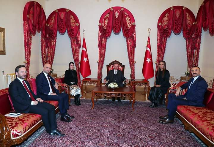<p>Cumhurbaşkanı Erdoğan, sanatçılar Hande Yener ve Demet Akalın'ı kabul etti📌
Ama ne hikmetse bir tek Ekrem İmamoğlu’nu kabul etmedi‼️ Ekrem İmamoğlu Temmuz ayından beri bekliyor❗️16.000.000 luk şehrin Belediye Başkanının bu sanatçılar kadar değeri yok gözünde❗️Ne utanç verici...</p> - FB IMG 1577570787743
