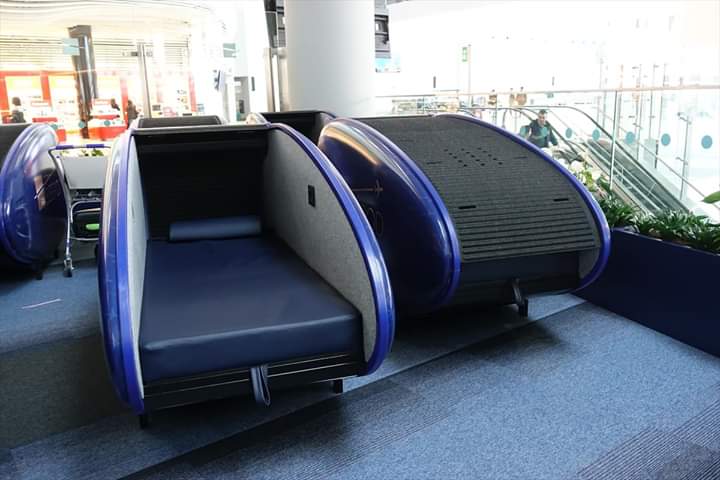 <p>İstanbul Havalimanı'nda uyku kabini hizmeti başladı: Saati 9 euro 😉
Acaba rüya görmek, fiyata dahil mi❓Yoksa rüya başına ödeme yapıyor muyuz❓</p> - FB IMG 1578853407311