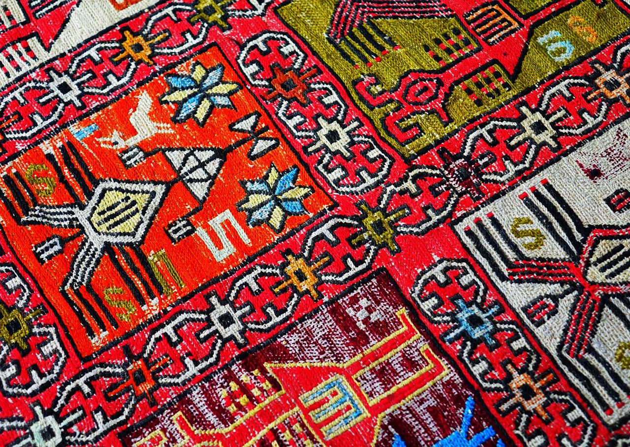 Kocaeli'nin Körfez ilçesinin sembolü haline gelen ve teknolojinin gelişmesiyle beraber unutulmaya yüz tutan Hereke halıları, ipek halı dokuma kurslarıyla yeniden gün yüzüne çıkarılıyor. - carpet orient hereke hali sark dogu