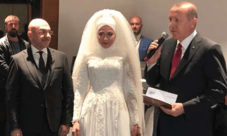 Recep Tayyip Erdoğan Ozan Ceyhun'un nikah şahidi.