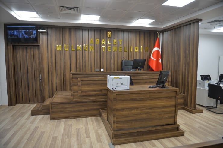Yurt dışına çıkış ve girişlerde yaşanabilecek gözaltına işlemleri ve suçla etkin mücadele için havalimanlarına nöbetçi mahkemeler kuran Adalet Bakanlığı ilk uygulamayı İstanbul'da başlattı. - havalimanı adliye