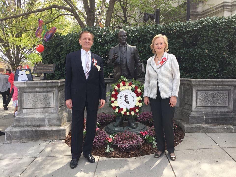 Mirat ve Hüdai Yavalar çifti Washington DC'de TC Büyükelçiliği Rezidansında Atatürk heykeli önünde