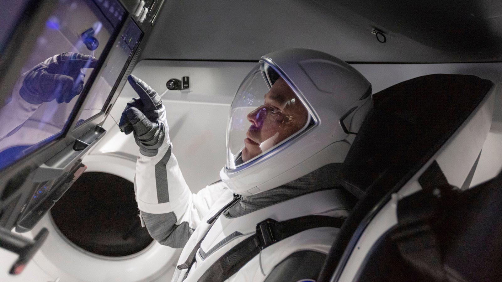 Tramp aylardır bu şova hazırlanıyordu.Tramp Seçim Sloganı " Again Great America " sözleriyle Cape Kennedy'de " Uzay Seçim Şovu " başlattı..  - SpaceX Dragon Astronot Robert Behnken ejderha