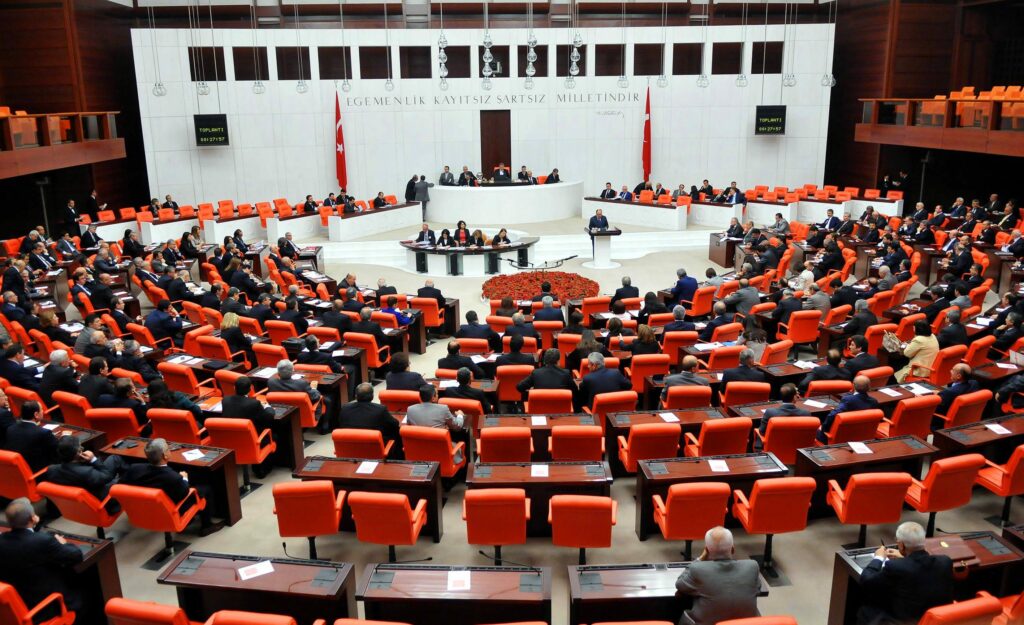 MHP lideri yüksek perdeden sesleniyor; “HDP kapatılsın.” Hızını da alamıyor ve “HDP’li vekillerin fezlekeleri derhal işleme alınsın.” Diyerek bu işin hızlanmasını isterken!. - Turkiye Buyuk Millet Meclisi