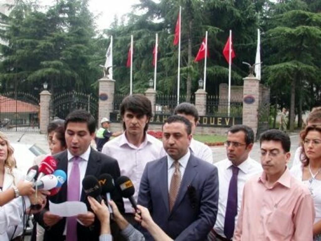 Bugün, AKP adına çoklu baro teklifini meclise sunan AKP Grup BaşkanvekiliCahit Özkan, Balyoz kumpasında Fetönün bildirisini Fenerbahçe Orduevininönünde okuyan kişiydi. - cahit ozkan