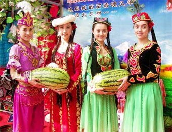       "Uygur" kelimesi, Uygurca'da 'birleşme' ya da 'dayanışma' anlamına geliyor. Tarımla uğraşan Uygurlar daha çok pamuk, buğday, mısır ve çeltik yetiştirmenin yanısıra meyvecilikle de uğraşmaktadır. - uygurlar