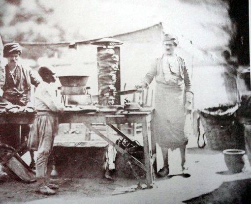 Döner kebap geç dönem Osmanlı icadıdır. Birçok kebap çeşidi yüzyıllar ve hatta bin yıllardır var olmuştur, ancak döner kebap, Türklerin nispeten yeni bir buluşudur. - doner kebap 1855