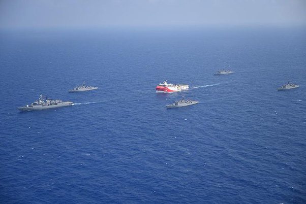 NAVTEX'i duyurduktan sonra, arama gemisi Oruç Reis ve bazı savaş gemilerinin, Kastellorizo ​​Adası kıyılarına açılmaya başladıklarında, Türkiye'nin S 400 sistemlerini etkinleştirdiğine dair bilgiler var. - turkiye oruc reis