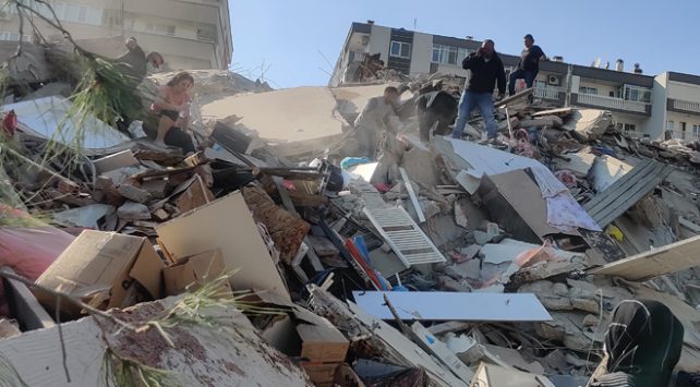 Yeni bir deprem oldu İzmir’de. Acı, gözyaşı, ve yarım kalan hikayeler. Kimi canından oldu, kimi canandan. Ölenler, yaralananlar, gözyaşı ve tabi bir de yardım melekleri, enkaz altından bir kişi daha kurtarabilirmiyim in telaşında olanlar yani. Deprem’in hikayesi hep açıklı ve hüzünlü olmuştur.  - 531F6713 2EBA 4698 A3B3 FFB9C8EB29EF