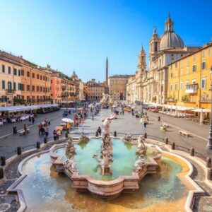 Leonardo Benevolo dünyanın çeşitli ülkelerindeki üniversitelerde mimarlık tarihi profesörü olarak bulunmuş uluslararası bir isim. Avrupa kentlerinin tarihini incelediği yapıtında sadece Avrupa’nın değil tüm dünyadaki kentleşmenin de kökenlerine değinmişti.  - Piazza Navona Rome Sightseeing scaled 1