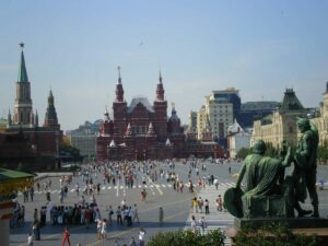 Leonardo Benevolo dünyanın çeşitli ülkelerindeki üniversitelerde mimarlık tarihi profesörü olarak bulunmuş uluslararası bir isim. Avrupa kentlerinin tarihini incelediği yapıtında sadece Avrupa’nın değil tüm dünyadaki kentleşmenin de kökenlerine değinmişti.  - Red Square Moscow Russia 2 kizil meydan