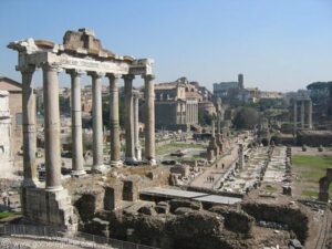 Leonardo Benevolo dünyanın çeşitli ülkelerindeki üniversitelerde mimarlık tarihi profesörü olarak bulunmuş uluslararası bir isim. Avrupa kentlerinin tarihini incelediği yapıtında sadece Avrupa’nın değil tüm dünyadaki kentleşmenin de kökenlerine değinmişti.  - Roman Forum temple of Saturn