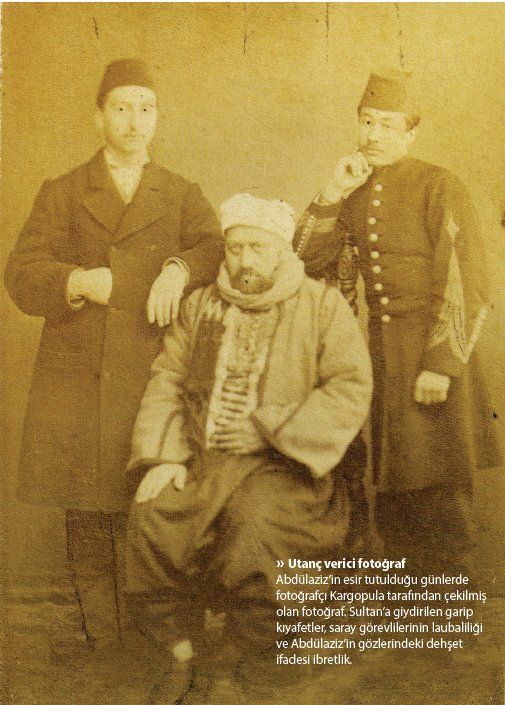 Tahttan indirilen padişahın omzuna kollarını koyarak fotoğraf çektiren iki Osmanlı(!)... O an ne hissediyorlardı bilinmez ama fotoğraf bugün Osmanlı tarihinin en utanç verici fotoğrafları arasında gösteriliyor.... - abdulaziz utanc verici