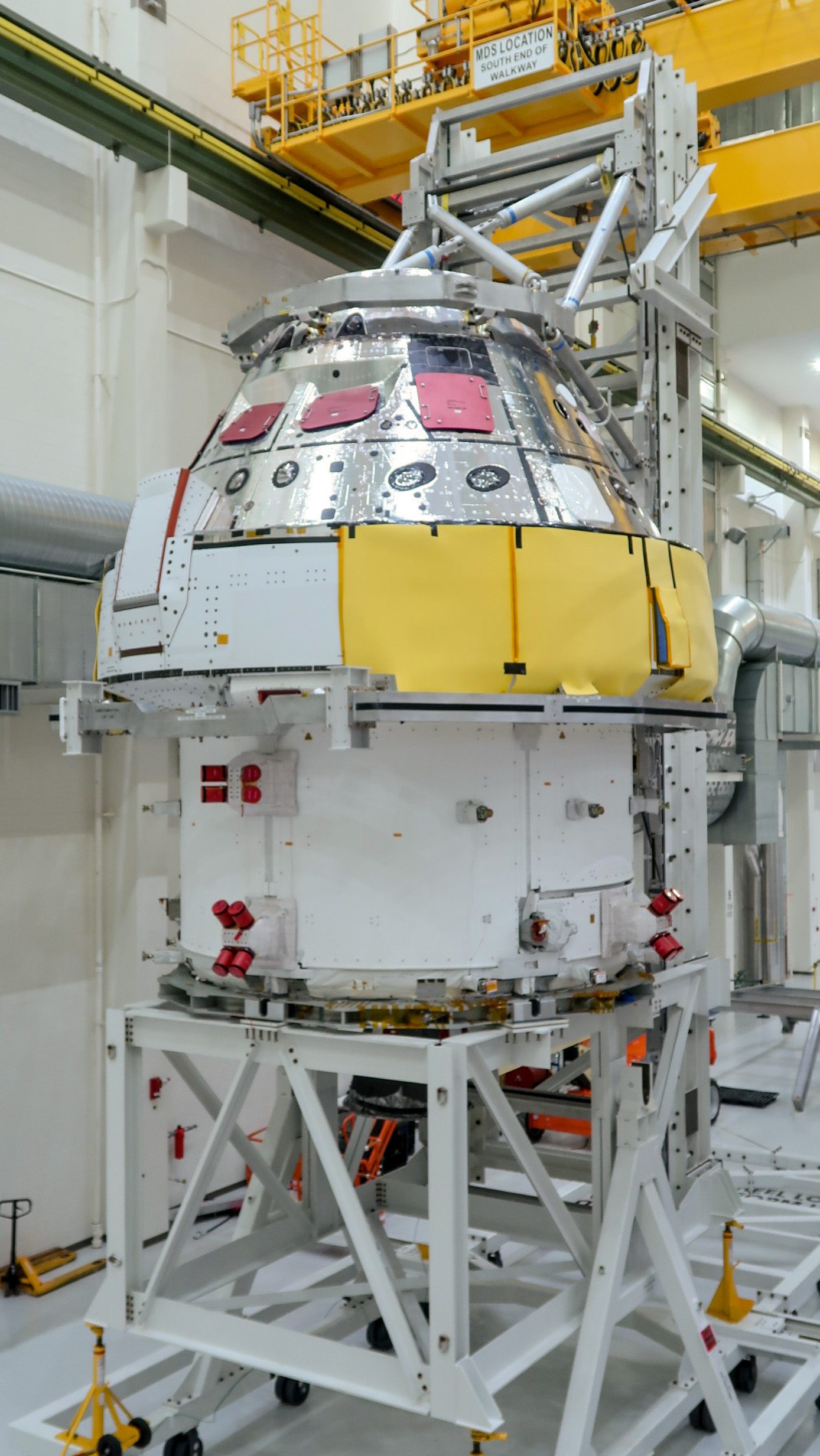 Orion uzay aracı, Kennedy Uzay Merkezindeki Son Montaj ve Sistemler Test hücresine taşındı. Uzay aracı, Glenn Araştırma Merkezi'nin Plum Brook İstasyonunda yapılan başarılı bir çevre testinden sonra Ohio'dan döndü. - orion uzay araci