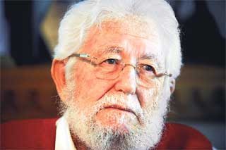 Yeşil Türkiye mücadelesiyle tanınan TEMA vakfının kurucusu, ‘Toprak dede’ diye bilinen Hayrettin Karaca 97 yaşında yaşamını yitirdi.  Vatanı ,milleti ve insanlık için ileri yaşlarına değin  çalışan, çalışkan yüce ruhlu insana rahmet....Aziz anları önünde saygıyla eğiliyoruz..   - Toprak dede