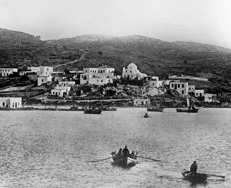 Ortaçağ'da İtalyanca adı Castello Rosso ("Kızıl Kale") Yunanca adı ile Kastellorizo bir ada kalesi. - kizilhisar adasi meis