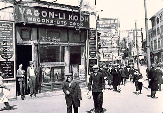 TÜRK ÖĞRENCİLERİN TÜRKLER İÇİN GERÇEK PROTESTOSU - Karakoy Vagon Li Binasi 1930