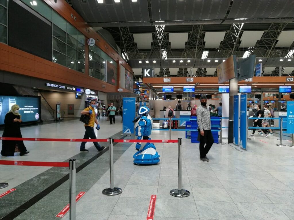 İstanbul ve Antalya turist ağırlamakta başı çekiyor. İstanbul’a en çok ziyaretçinin İstanbul Havalimanı üzerinden geldi. İstanbul’a daha çok Arap ülkelerinden konuklar gelirken Antalya’ya Rusya ve Ukrayna’dan gelenler ön planda oldu. - Social Robots havaalani istanbul