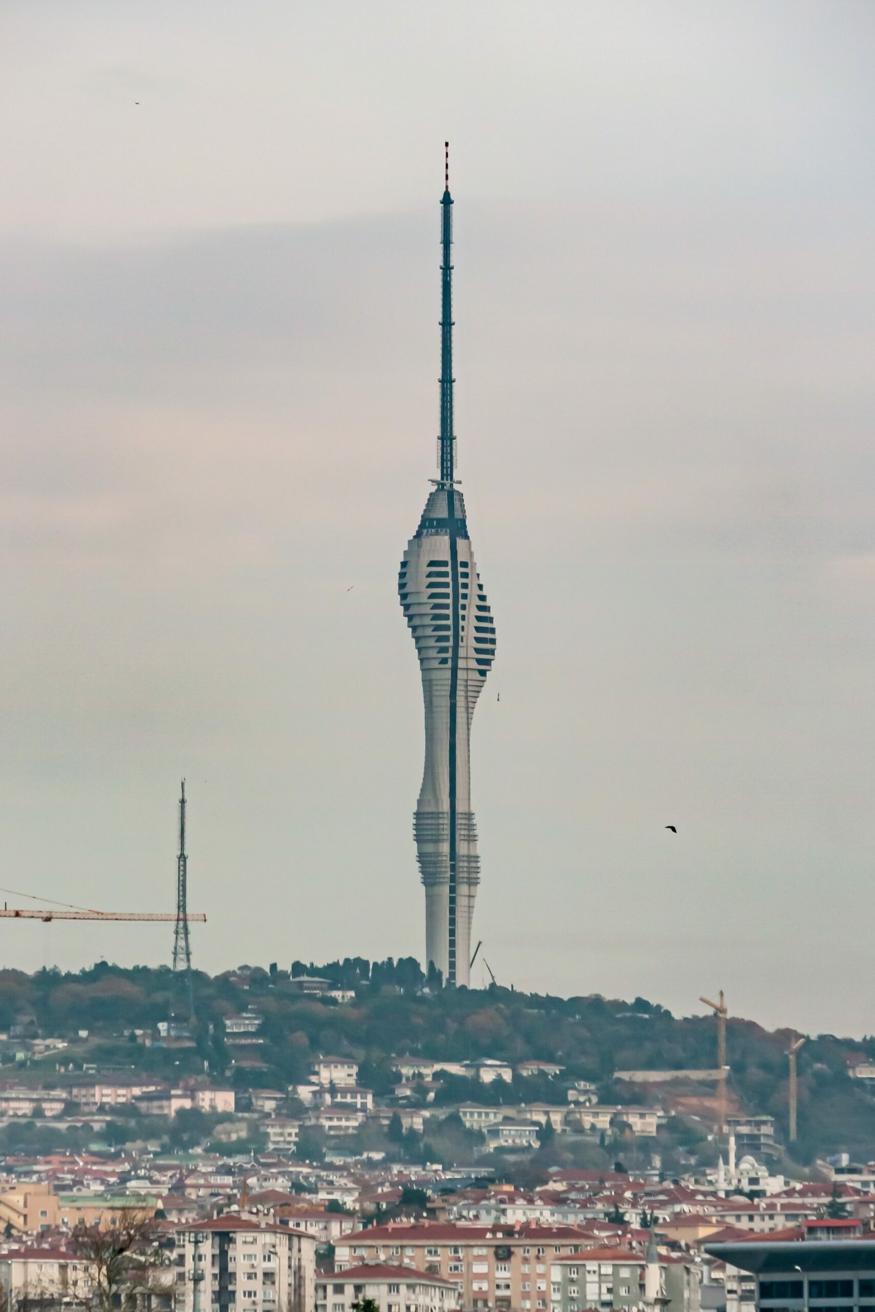 Çamlıca Kulesi, İstanbul'da radyo yayın vericileri içeren bir iletişim kulesi. 100 adet sıvı soğutmalı Rohde & Schwarz FM vericisi içeriyor. - TV tower Istanbul kulesi scaled