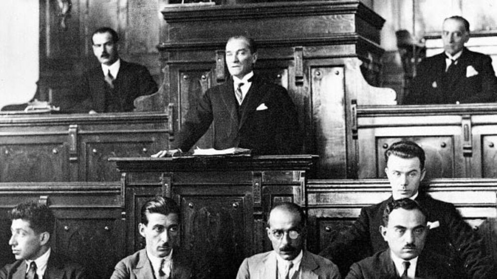 3 Mart 1924 tarihinde Gazi Meclis devrimi pekiştirecek üç yasayı kabul etmişti - ataturk meclis