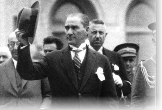 Büyük Atatürk, Türkiye Cumhuriyeti’nin kurulmasına uzanan sürecin de başlangıcı olan 19 Mayıs’ı doğum günü kabul etmiştir. 19 Mayıs bu yönüyle Atatürk’ün Ulusu’yla özdeşleşmesini en güzel biçimde yansıtan bir gün olarak belleklere kazınmıştır. - ataturk sapka