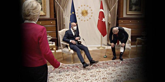  Avrupa Birliği (AB) Komisyonu Başkanı Ursula von der Leyen ve AB Konseyi Başkanı Charles Michel, Ankara’ya giderek Türk Cumhurbaşkanı Erdoğan ile mülteciler ve Doğu Akdeniz’de ‘istikrar’ konularını görüştü. HDP’ye yönelik kapatma, tutuklamalar, faşizan uygulamalar, İstanbul Sözleşmesi’nin feshedilmesi gibi konular AB liderlerinin öncelikli gündemleri arasında yer almadı. - Charles Michel ursula conderleyen erdogan