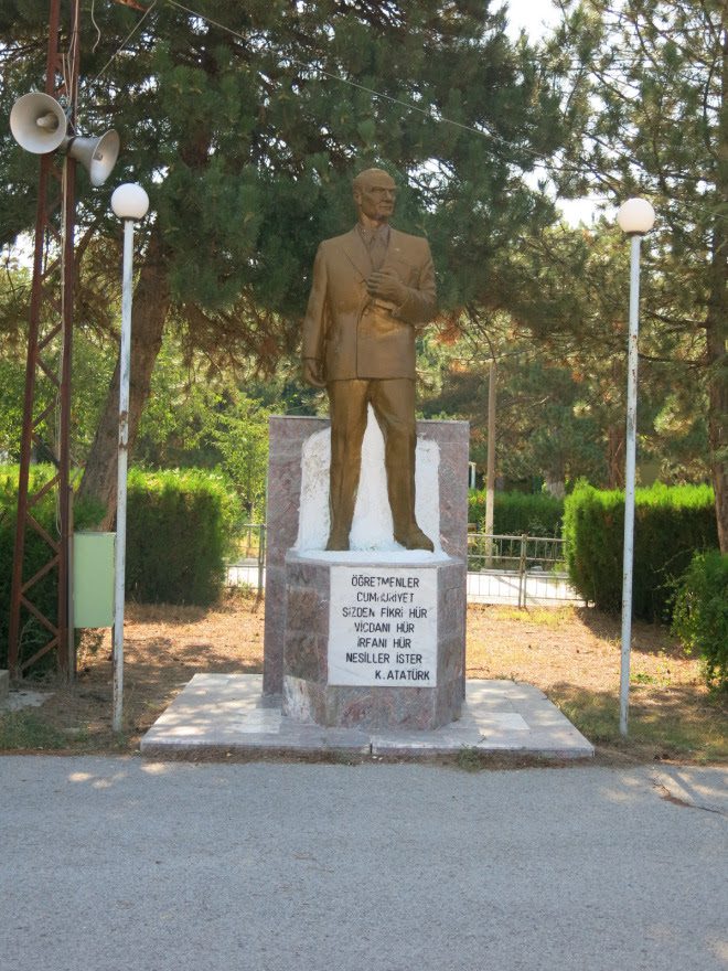 Atatürk'ün "Milletin Efendisi " dediği Türk köylüsünü yurttaşlığa yükseltecek  olan Cumhuriyetin aydınlanmacı kurumları Köy Enstitülerinin  3803 saylı kuruluş yasasının 17 Nisan 1940 kabulünün 81'nci yıl dönümüdür. - ataturk heykel