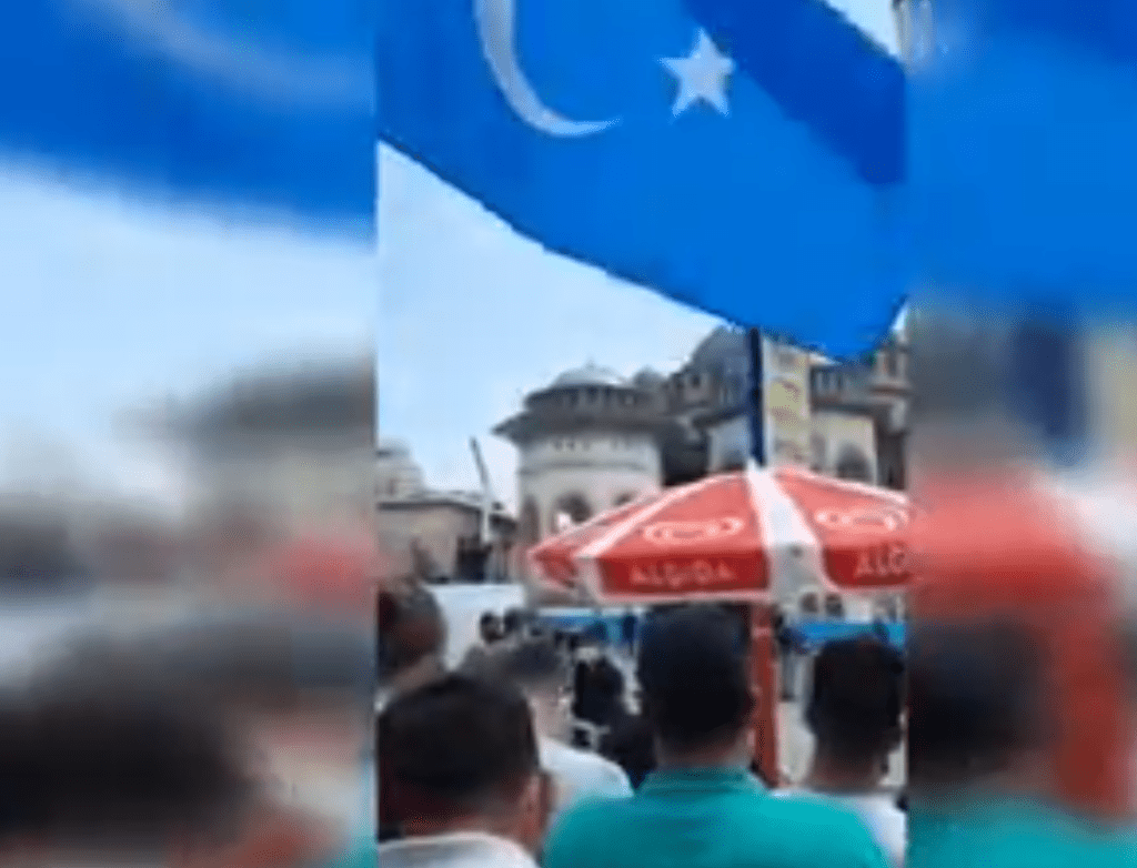 Taksim camii açılışında Doğu Türkistan bayrağı yukarı kaldırtılmadı, Doğu Türkistanlı kardeşimizin başına gelenleri FetihTV bir video ile paylaştı. - turkistan bayragi taksim camii
