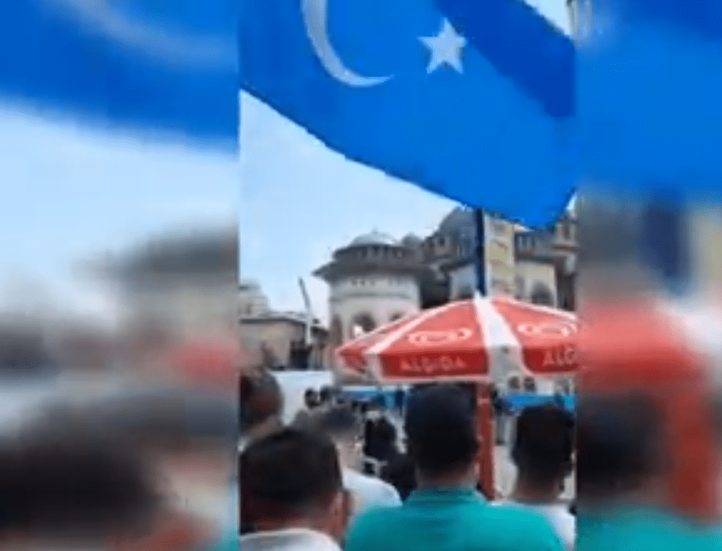 Doğu Türkistan bayrağı indirtildi