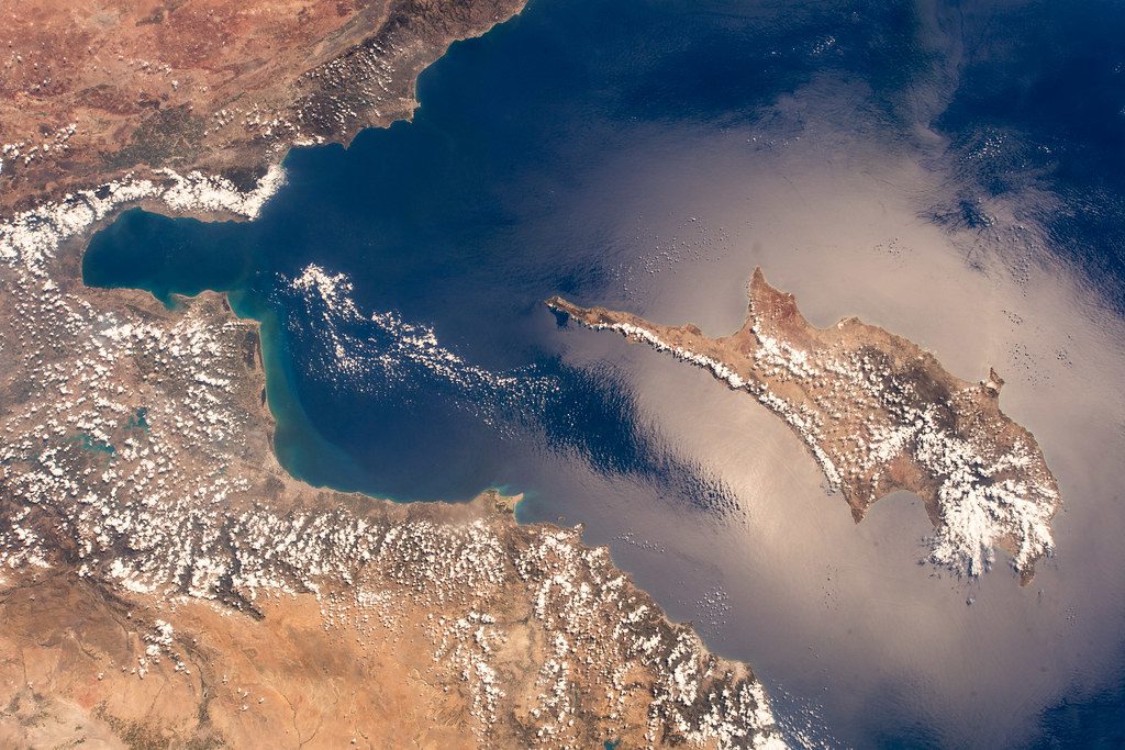 Haritaya bakınca, Kıbrıs adasının stratejik önemi hemen öyle belli olmuyor. Göze bile çarpmayan Kıbrıs, dünyadaki yüzlerce adadan bir tanesi görünümünde. Üzeri yeşilliklerle kaplı, plajlarıyla, güneşiyle, altın kumsallarıyla ünlü, masum, olağan yaşamlı bir ada algısı veriyor insana.  - kibris