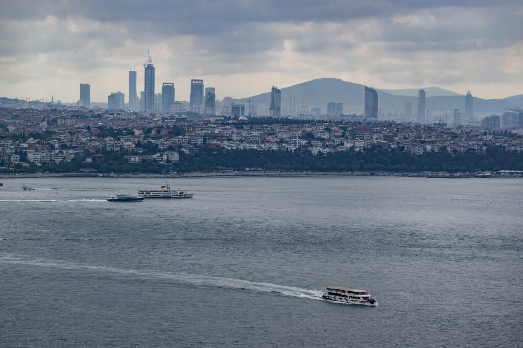 İstanbul’da beklenen büyük ve yıkıcı deprem bekleyişi sürüyor. Deprem korkusu nedeni ile özellikle emekliler İstanbul’u terk etmeye başladı. Bu nedenle biz de yazımızın başlığını “İstanbul’dan göç dalgası” diye attık. - marmaradenizi istanbul