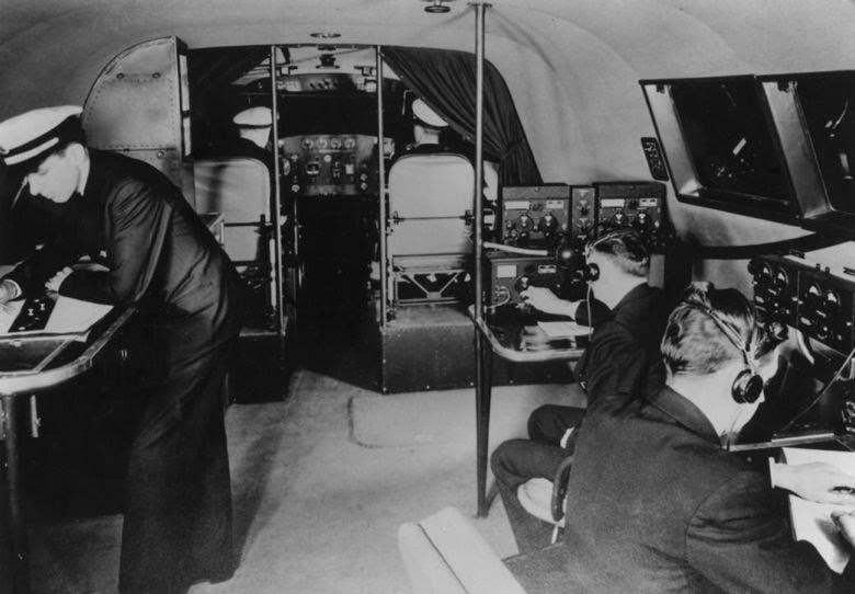 Sivil havacılığın gelişmeye başladığı 1930'larda uçak yolculuğu sadece zenginlerin yapabileceği bir şeydi. Büyük paralar ödeyerek okyanusu geçen zenginler ise tabi ki ödedikleri paranın karşılığını almak istediler. - ucak kontrol navigasyon