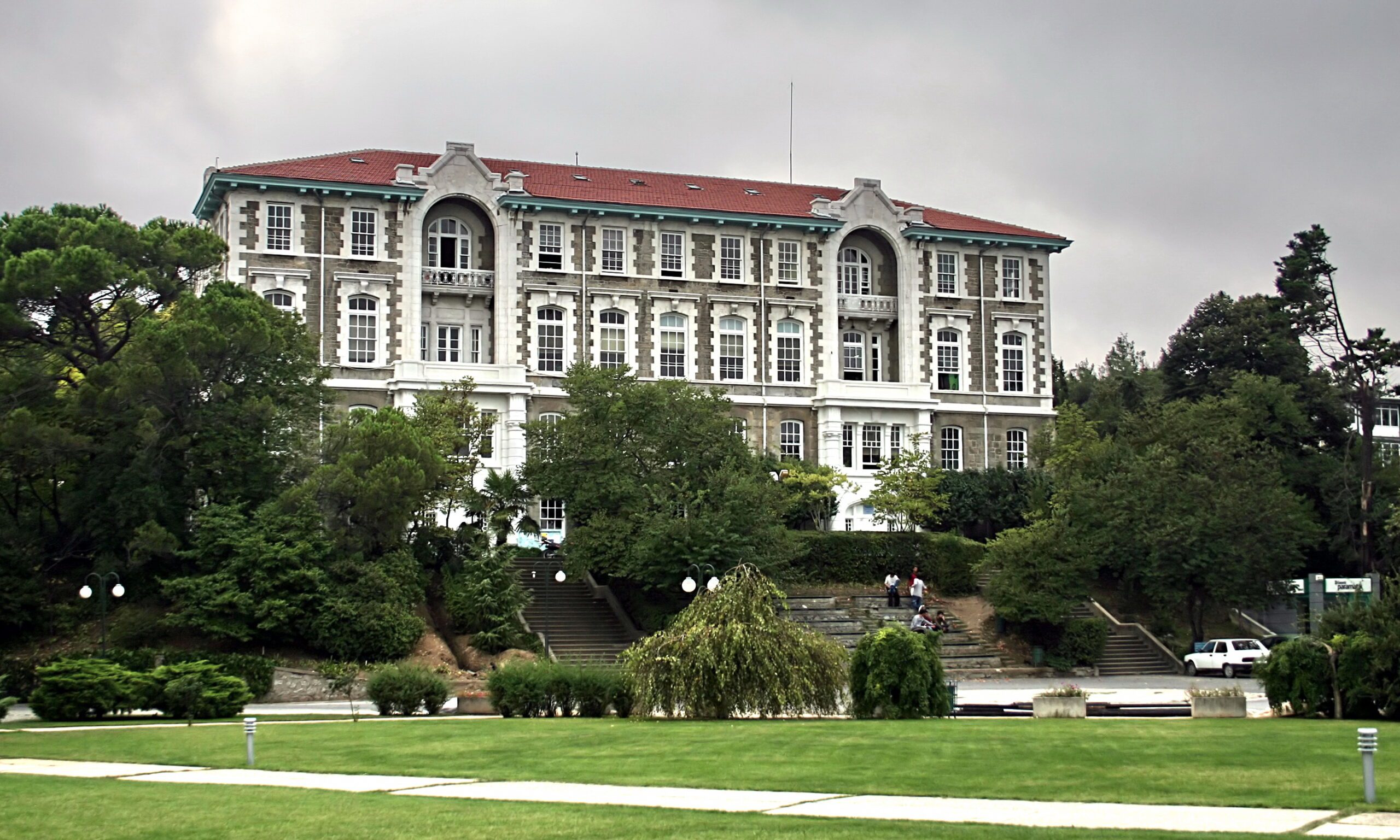 Diploma Kalitelerinin Zedelenmemesi için Yüz-Yüze Eğitim veya Eğitimi Yaz Dönemine Ötelenmesi Önerilebilinir - Bosphorus University bogaziciuniversitesi scaled