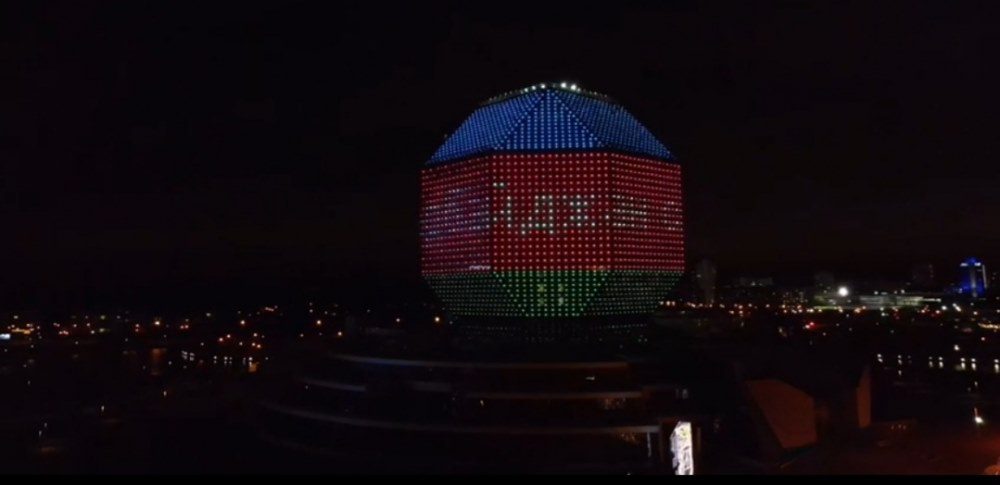 Azərbaycan bayrağı Belarusun Milli Kitabxanasının binası üzərində videoproyeksiya edilib