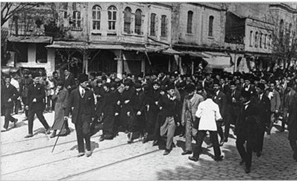 Türkiye’de kadınlar, 5 Aralık 1934 tarihinde Atatürk öncülüğünde seçme ve seçilme haklarını kazanmıştır. Bu tarihten  sonra her yıl, “Kadınlara Milletvekili Seçme ve Seçilme Hakkı” tanıyan yasanın kabulü, Türkiye’de “Kadın Hakları Günü” olarak kutlanmaktadır. Kadın Hakları Günü Olympe de Gouges'un 1791'deki Kadın ve Kadın Yurttaş Hakları Bildirisi'ne kadar uzanır.  Gouges, 1789’da Fransız Ulusal Meclisi’nde okunan ve günümüzdeki İnsan Hakları Evrensel Bildirgesi’nin esin kaynaklarından biri olan İnsan ve Yurttaş Hakları Bildirisi’ne karşı, bu metinde geçen “insan” sözcüğünün  sadece erkeği kastetmesi  sebebiyle 1791 yılında Kadın ve Yurttaş Hakları Bildirisi’ni yayımlamıştır. - image 5