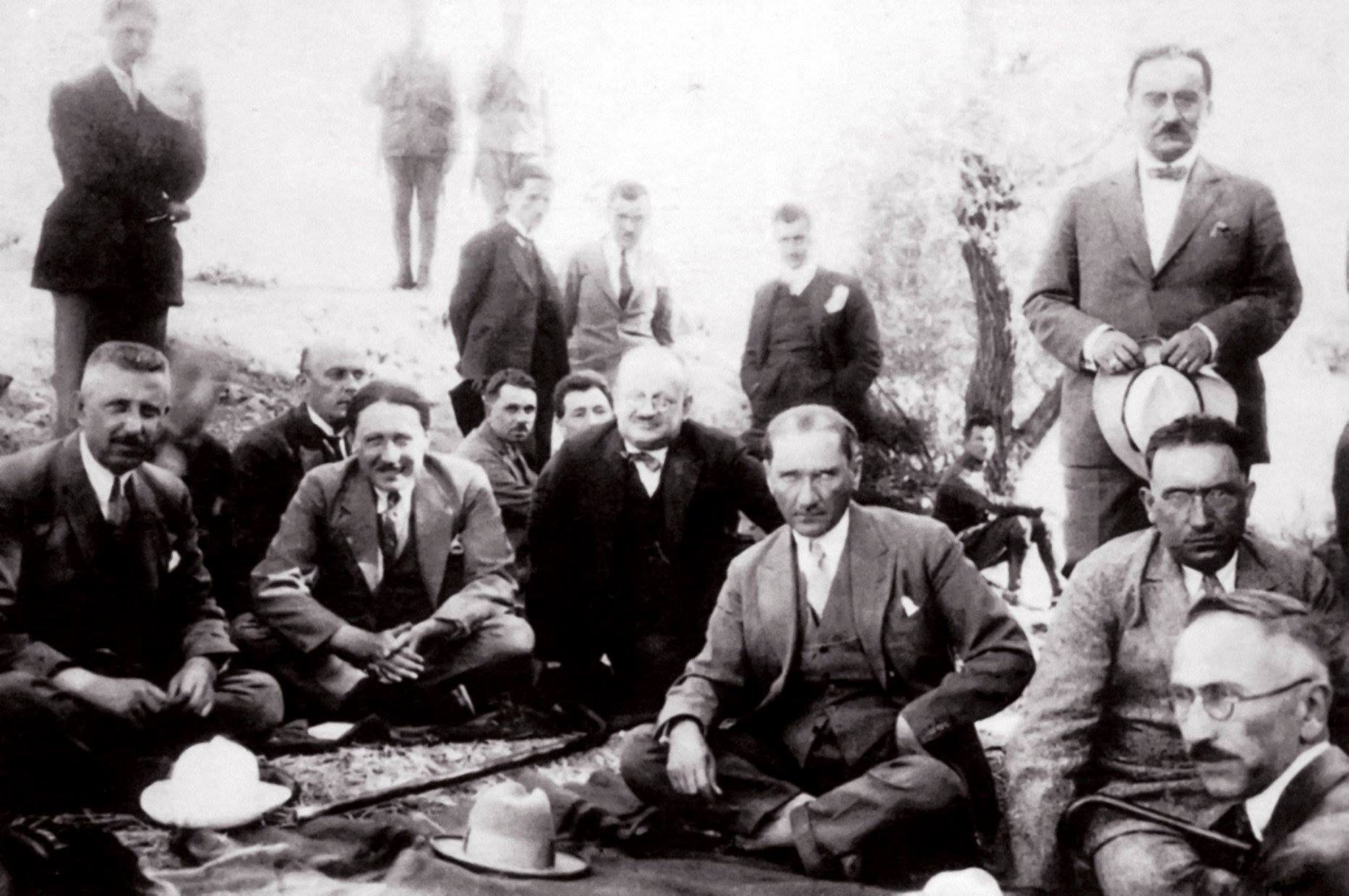 Atatürk’ün Gurura ve Ümitsizliğe Yer Vermemesi- Atatürk İnkilapları / TURKISHFORUM / ABDULLAH TÜRER YENER - ataturk turk halki